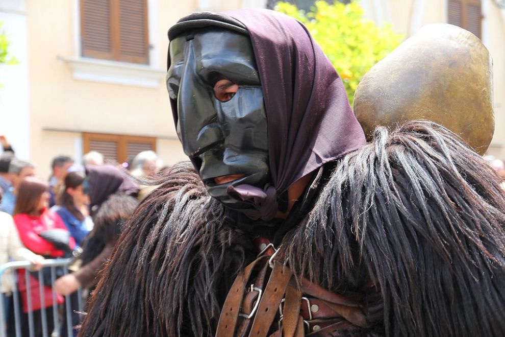 Carnevale: Mamoiada <br />(foto Gianni Careddu, CC BY-SA 4.0 via Wikimedia Commons)