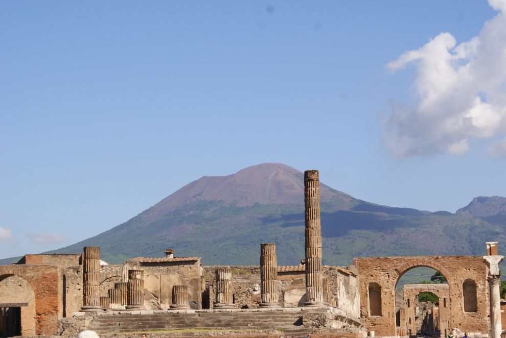 Parco archeologico di Pompei (Napoli) - sullo sfondo il Vesuvio