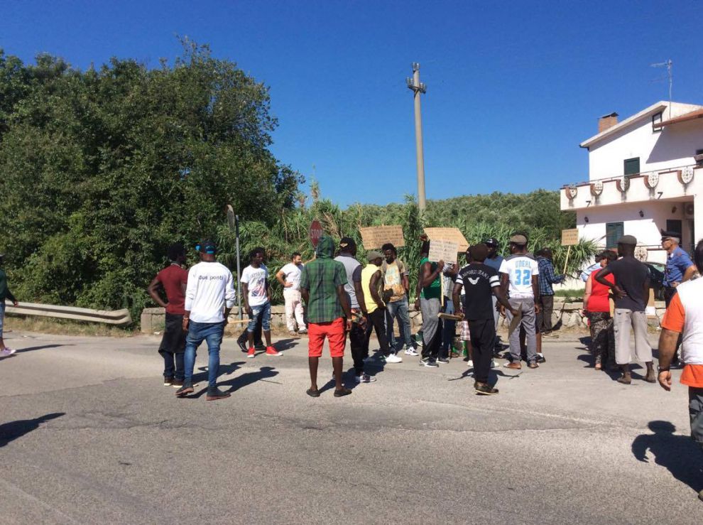 Castelvenere,protesta dei migranti