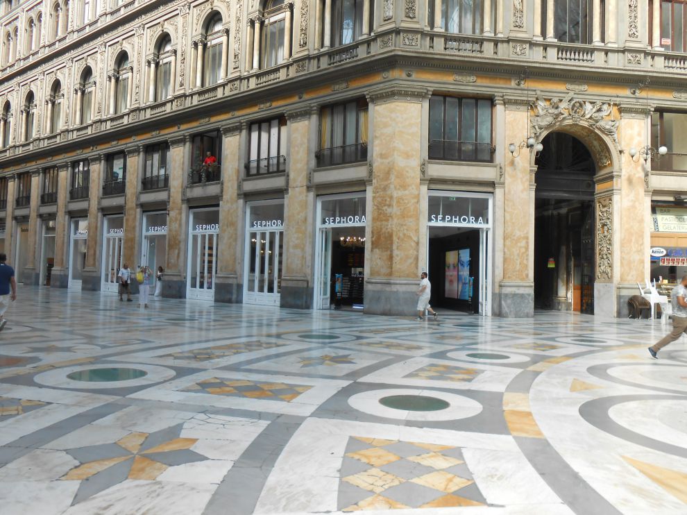 Galleria Umberto, i negozi - Foto GuidoM (Deutsch)