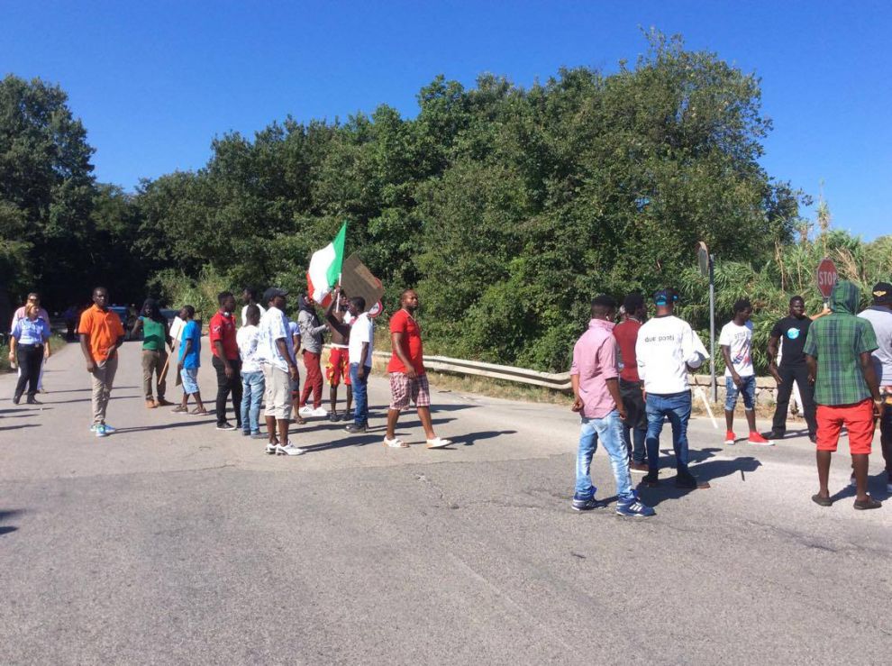 Castelvenere, protesta dei migranti