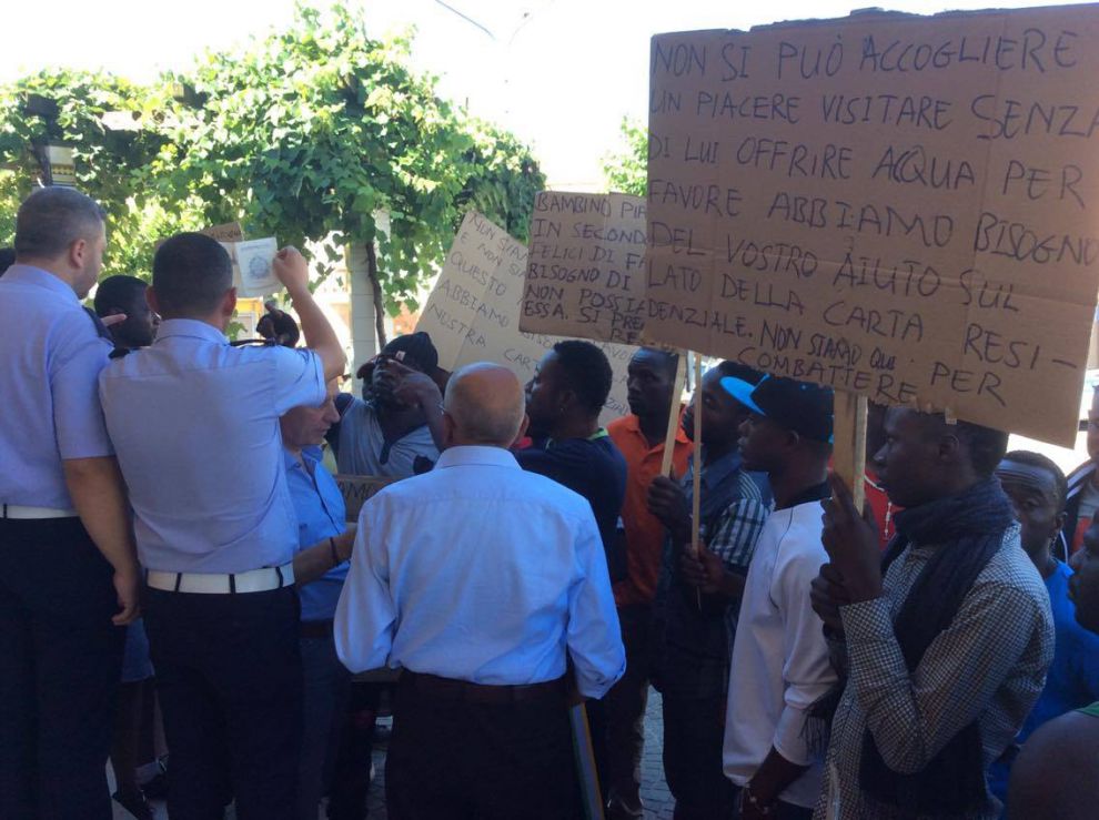 Castelvenere,protesta dei migranti