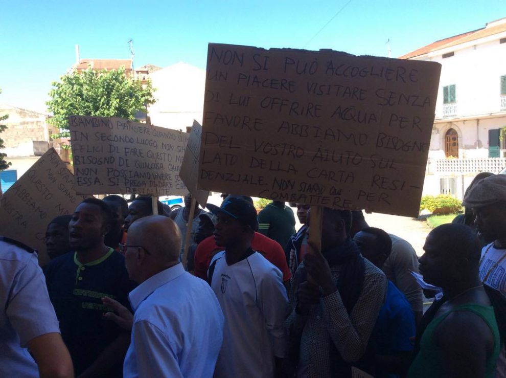 Castelvenere, protesta dei migranti